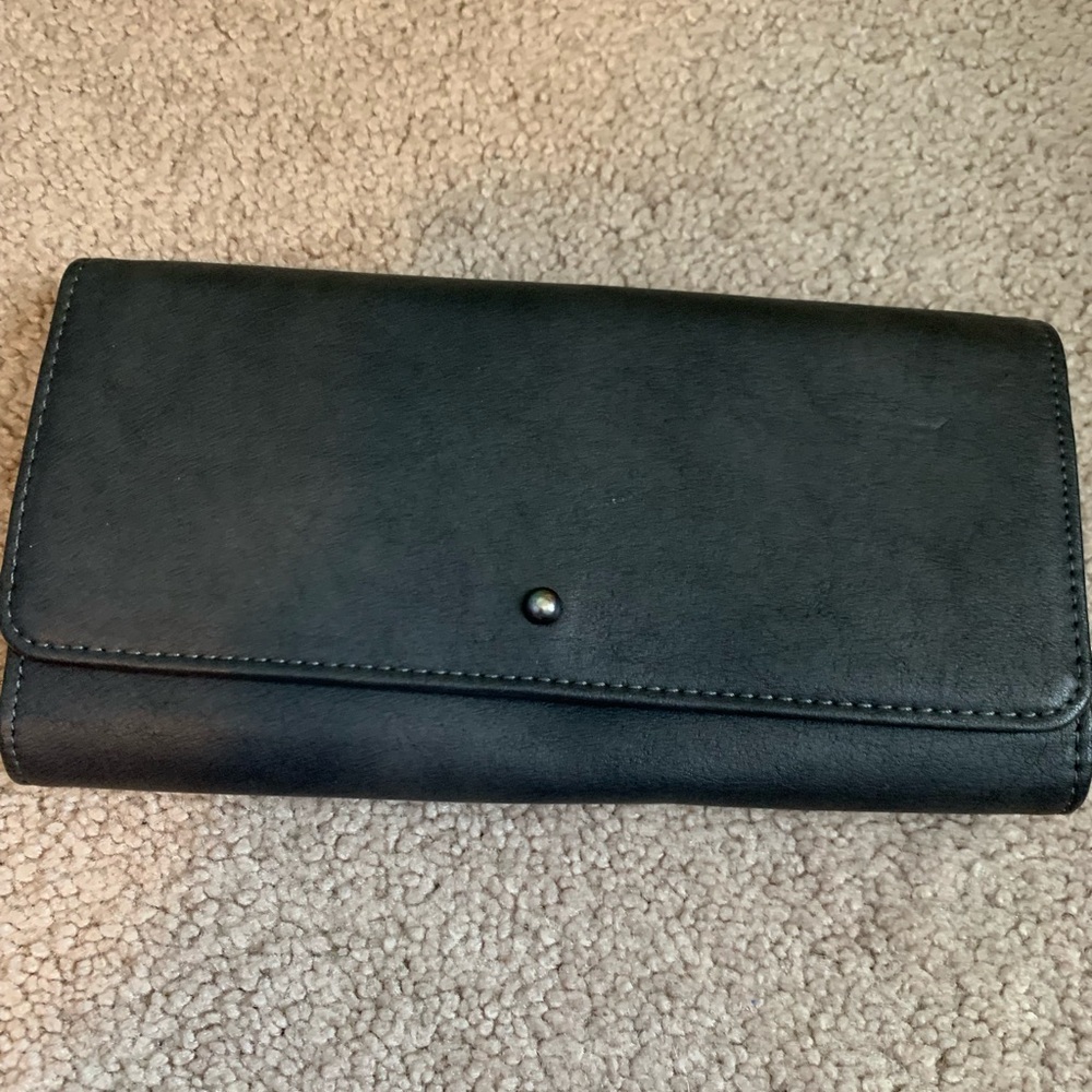 Universal Thread wallet.